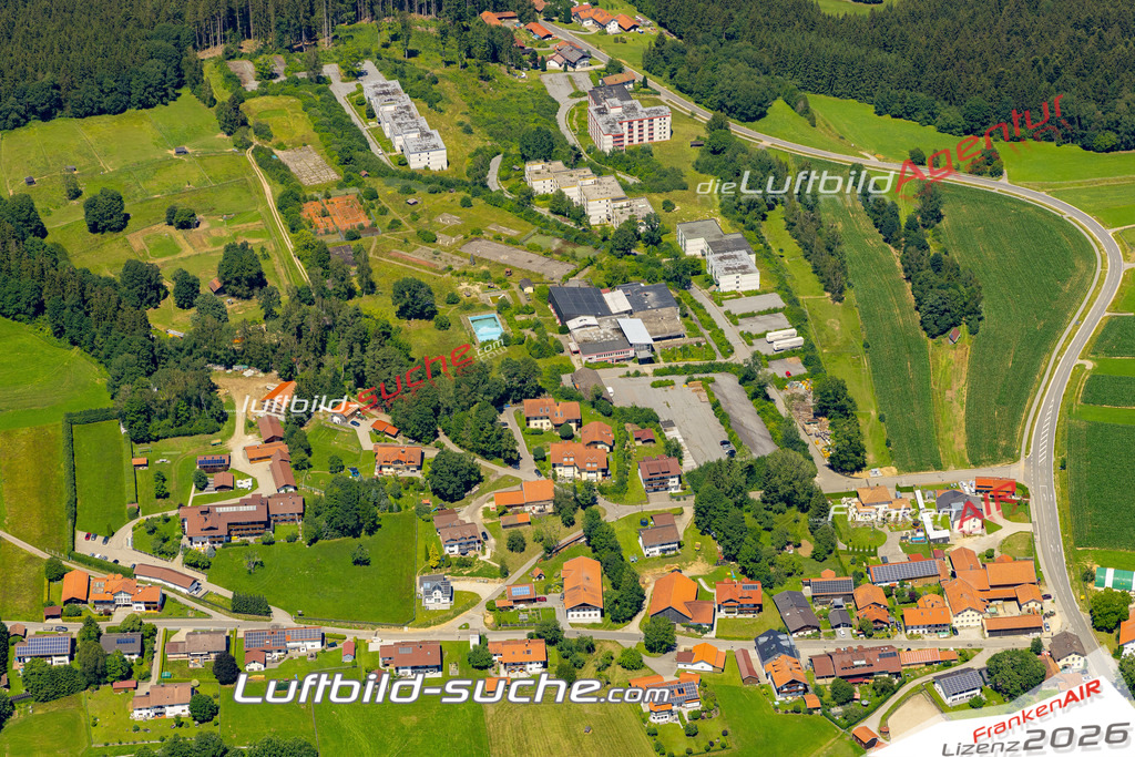 Das Luftbild der Stadt Bischofsmais wurde 2022 vom Flugzeug heraus erstellt (keine Drohnen-Aufnahmen) Aufnahmehöhe ca.450 Meter- hohe Bildauflösung und Druck-Qualität. Garantiert!