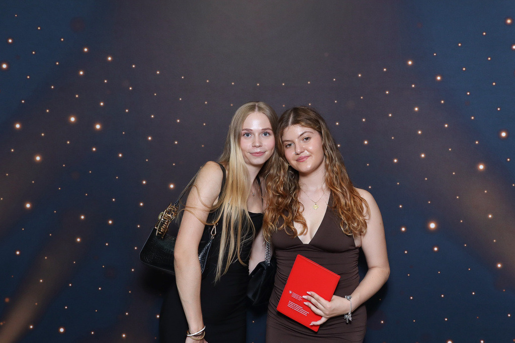 ZD260628112736-65 | Fotoshop von zweidimensional Fotografie. Ihr Fotograf im Aargau. Abzüge von Ihrem Fotobox Event bestellen.Abzüge von Ihrem Hochzeit bestellen.Abzüge von Ihrem Schulfotograf bestellen.