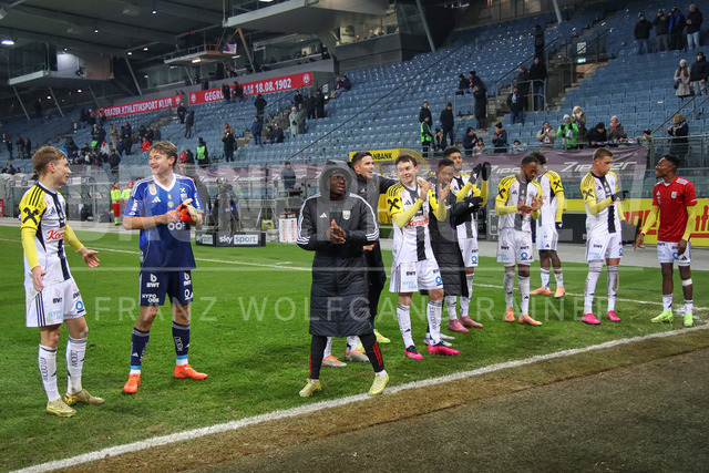 Austrian Bundesliga: Grazer AK 1902 vs LASK | GRAZ, AUSTRIA, 13.DEC.25 - SOCCER - ADMIRAL Bundesliga, Grazer AK 1902 vs LASK. The image shows LASK rejoicing the win.