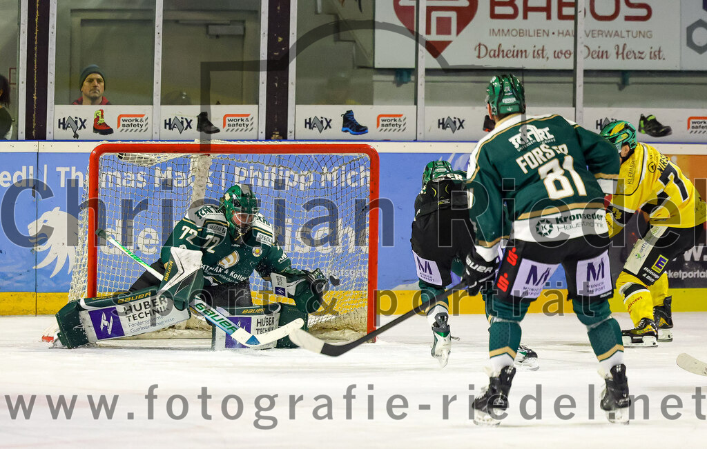 2025-12-19_099_TSV_Erding_gegen_Toelzer_Loewen | Erding, Deutschland, 19.12.2025:Eishockey, Oberliga Süd 2025 / 2026, 27. Spieltag, TSV Erding gegen Tölzer Löwen, Endergebnis: 2:5Torwart David Zabolotny (Erding Gladiators, #72), Maximilian Forster (Erding Gladiators, #81)Foto: Christian Riedel / fotografie-riedel.net