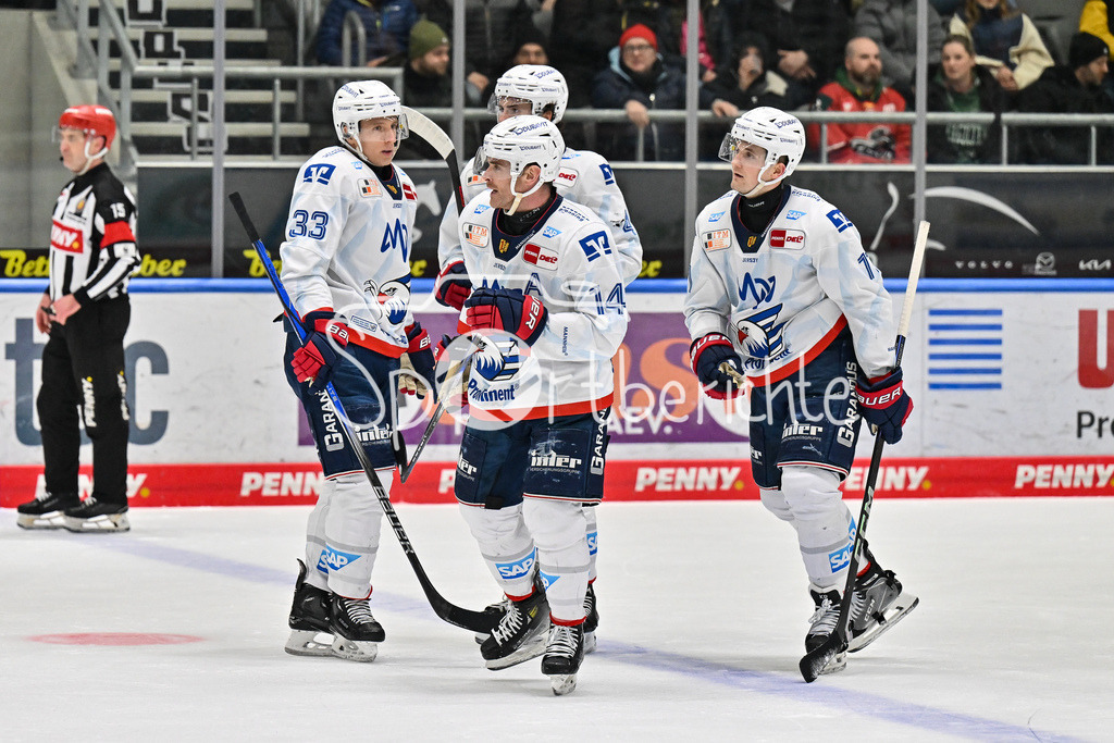 Augsburger Panther - Adler Mannheim | Jubel der Gaeste nach dem Treffer zum 1-4 durch Jordan SZWARZ (Adler Mannheim 14) / Freude / Happy / Tor / Torschuezte / DEL: Augsburger Panther - Adler Mannheim, Curt Frenzel Stadion am 26.12.2024