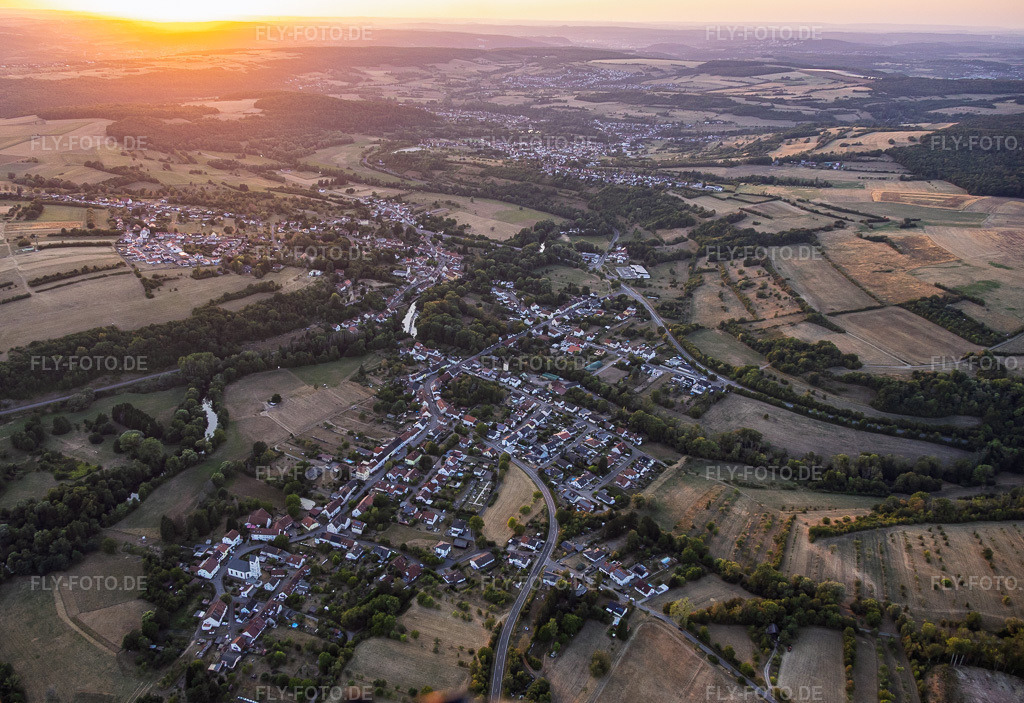 Luftbild: Ortsansicht von Südosten in Frauenberg im Bundesland Moselle in Frankreich. – Foto: IMG_158614.jpg vom 14.08.2026 durch Werner Riehm/FLY-FOTO.de – Auflösung des Originals: 5359 x 3679 px