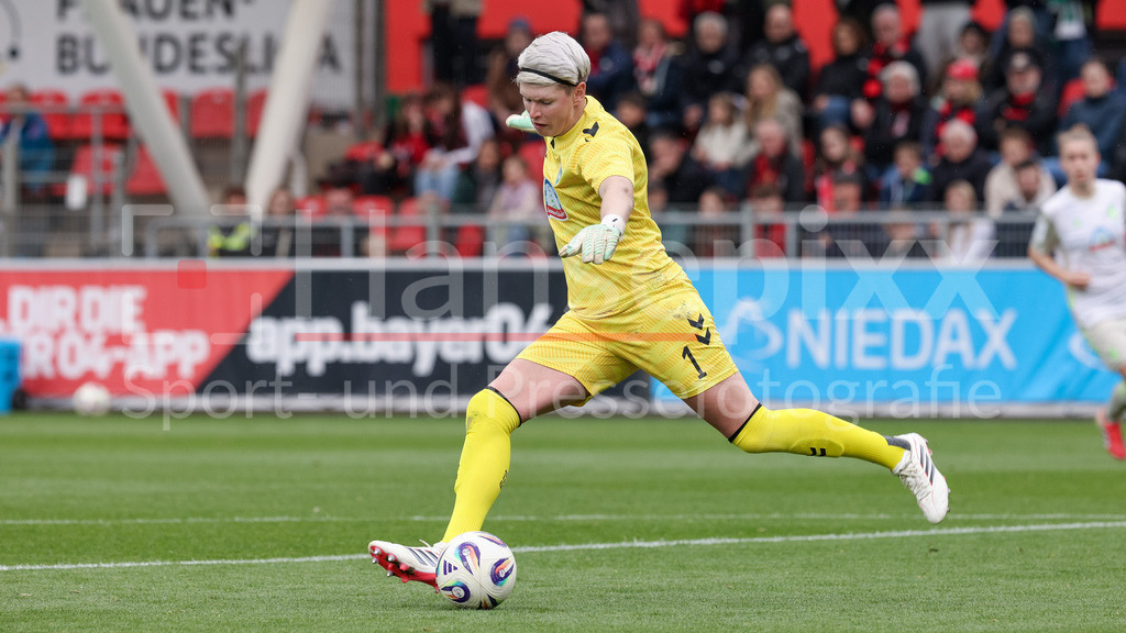 Fussball, Google Pixel Frauen-Bundesliga, Bayer 04 Leverkusen - SV Werder Bremen | Vanessa Fischer (Torhüterin, Torwart, SV Werder Bremen, 1) am Ball, Freisteller, Einzelbild, Ganzkörper, Aktion, Action, Spielszene, DIE DFB-RICHTLINIEN UNTERSAGEN JEGLICHE NUTZUNG VON FOTOS ALS SEQUENZBILDER UND/ODER VIDEOÄHNLICHE FOTOSTRECKEN. DFB REGULATIONS PROHIBIT ANY USE OF PHOTOGRAPHS AS IMAGE SEQUENCES AND/OR QUASI-VIDEO.