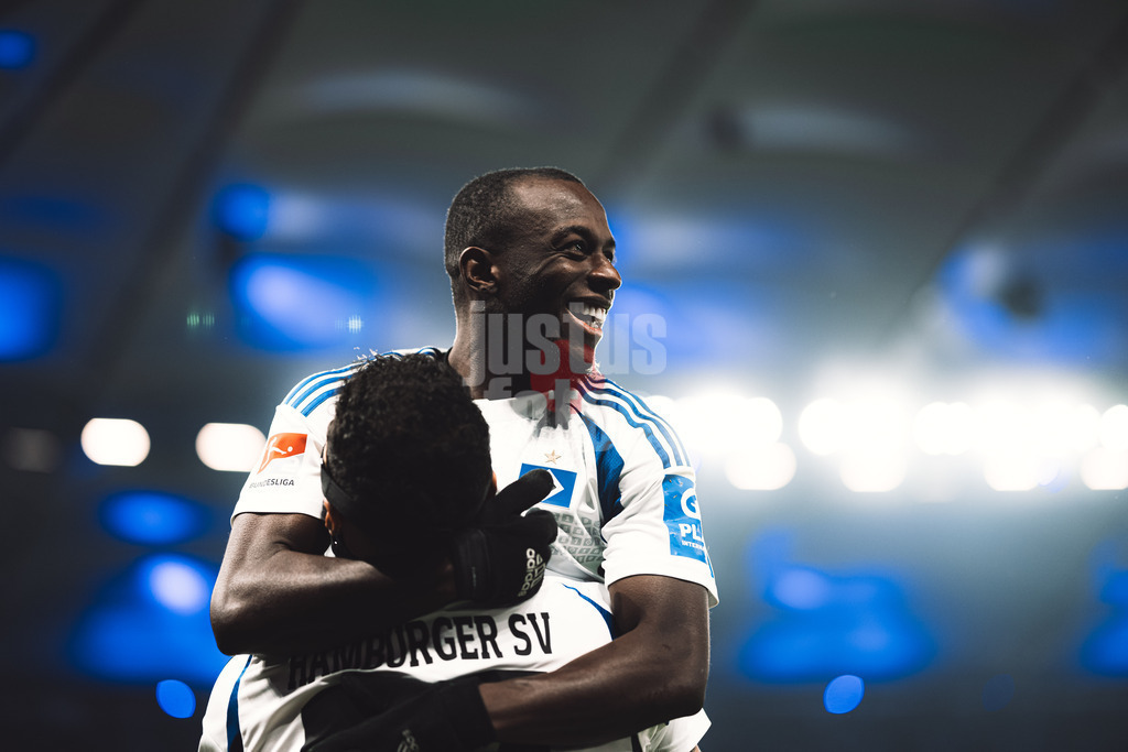 Fußball | Männer | Saison 2024/2025 | 2. Fußball-Bundesliga | 23. Spieltag | Hamburger SV vs. 1. FC Kaiserslautern | 21.02.2025 | Jean-Luc Dompe (#7, HSV) wird von Davie Selke (#27, HSV) in der Luft gehoben