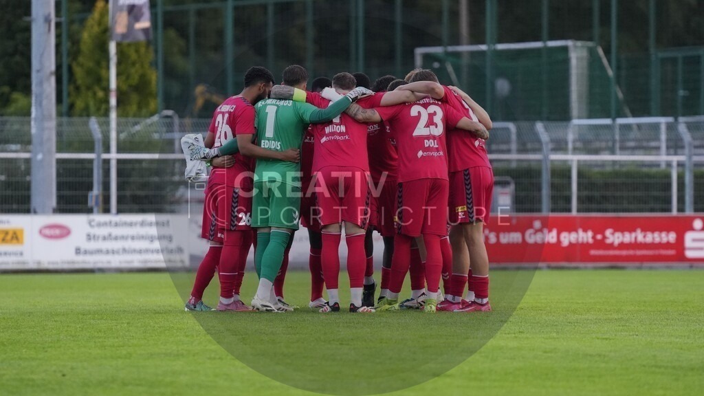 Fußball, Herren, Saison 2025/2026, Regionalliga Nordost, 8. Spieltag, FSV 63 Luckenwalde vs. FC Hertha 03 Zehlendorf, Dienstag 16.09.2025, Werner-Seelenbinder-Stadion Luckenwalde, | Fußball, Herren, Saison 2025/2026, Regionalliga Nordost, 8. Spieltag, FSV 63 Luckenwalde vs. FC Hertha 03 Zehlendorf, Dienstag 16.09.2025, Werner-Seelenbinder-Stadion Luckenwalde, Im Bild: Der Mannschaftskreis des FC Hertha 03 Zehlendorf - Realisiert mit Pictrs.com