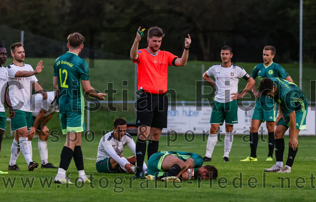 2023-09-01_087_FC_Schwaig_gegen_TSV_Gruenwald | Oberding, Deutschland, 01.09.2023:
Fußball, Landesliga Südost 2023 / 2024, 9. Spieltag, FC Schwaig gegen TSV Grünwald, Endergebnis: 3:1

Maximilian Hellinger (FC Schwaig, #23), Schiedsrichter Simon Ettl, Markus Kreuzeder (TSV Grünwald, #4)

Foto: Christian Riedel / fotografie-riedel.net