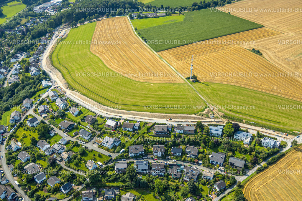 Meschede250807434 | Luftbild, Funkmast auf einem Feld Langelohweg, Bebauungsplan Langeloh-West, Meschede-Stadt, Meschede, Sauerland, Nordrhein-Westfalen, Deutschland