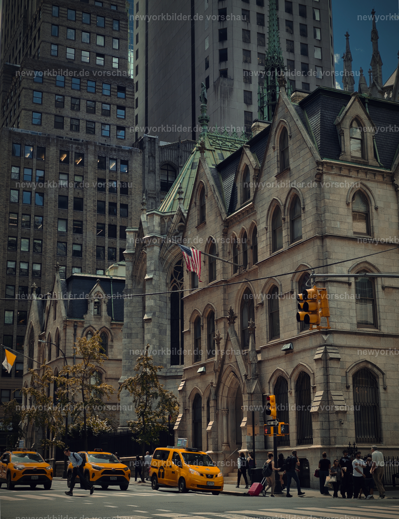 St. Patrick's Cathedral / Rückseite an der Madison Avenue | In der Madison Avenue ist auch immer viel los, wie überall in Midtown. Die Yellow Cabs, der New Yorker Hustle und die Rückseite der wunderschönen St. Patrick's Cathedral 