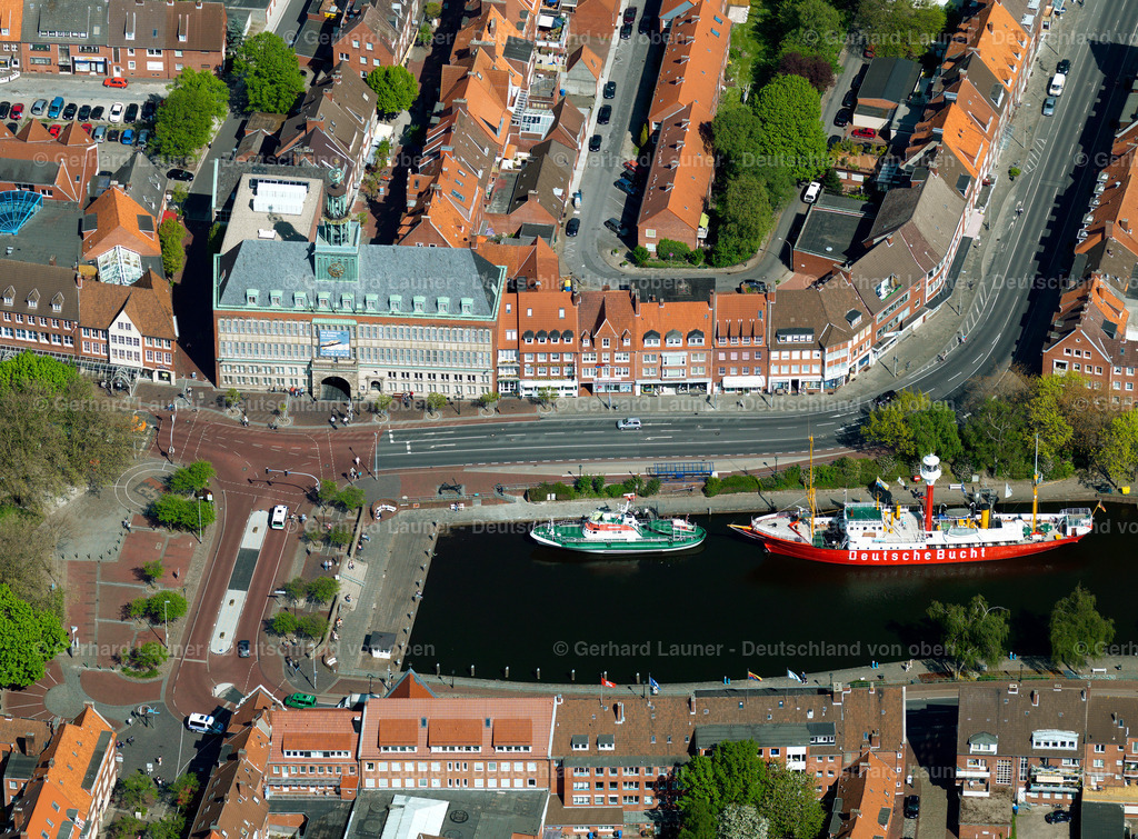 2806756 | Seenotrettungskreuzer und Feuerschiff im Hafen von Emden