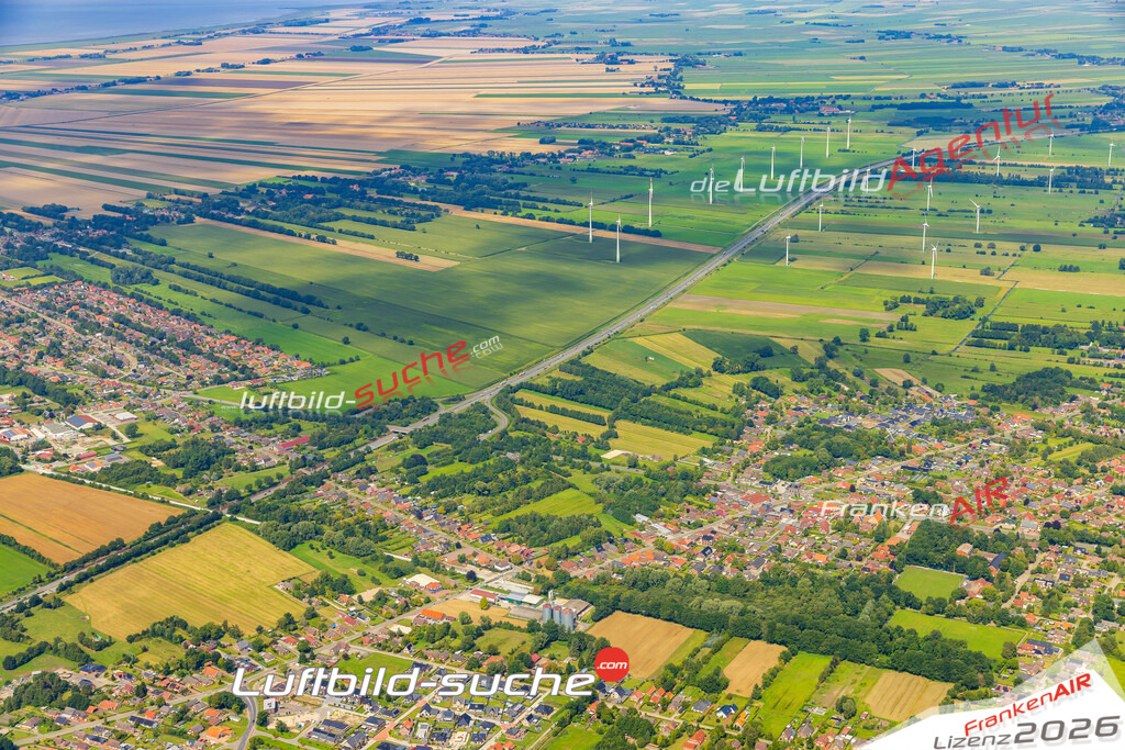 Klassische Luftaufnahme ohne Drohne zeigt:Möhlenwarf bei Weener - Die Luftbildaufnahme wurde 2025 vom UL-Flugzeug heraus erstellt ( keine Drohnenaufnahme ) - Hochauflösende Luftaufnahme -Nicht vergleichbar mit Google Maps oder Satelittenbilder- Die Geschenkidee !Mit Lizenz und Bildrechte bestellbar