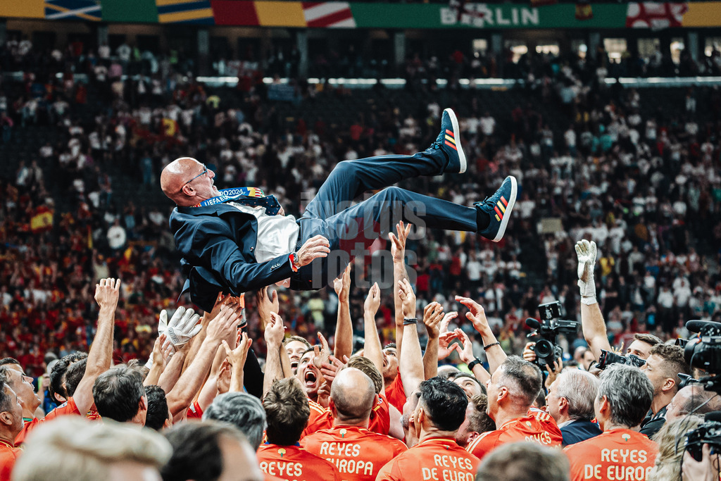 Fußball | Herren | UEFA-Fußball-Europameisterschaft 2024 | Finale | Spanien vs. England | 14.07.2024 | Die Spanier schmeißen ihren Trainer Luis de la Fuente (Spanien) in die Luft nach dem Spiel Jubel Emotionen