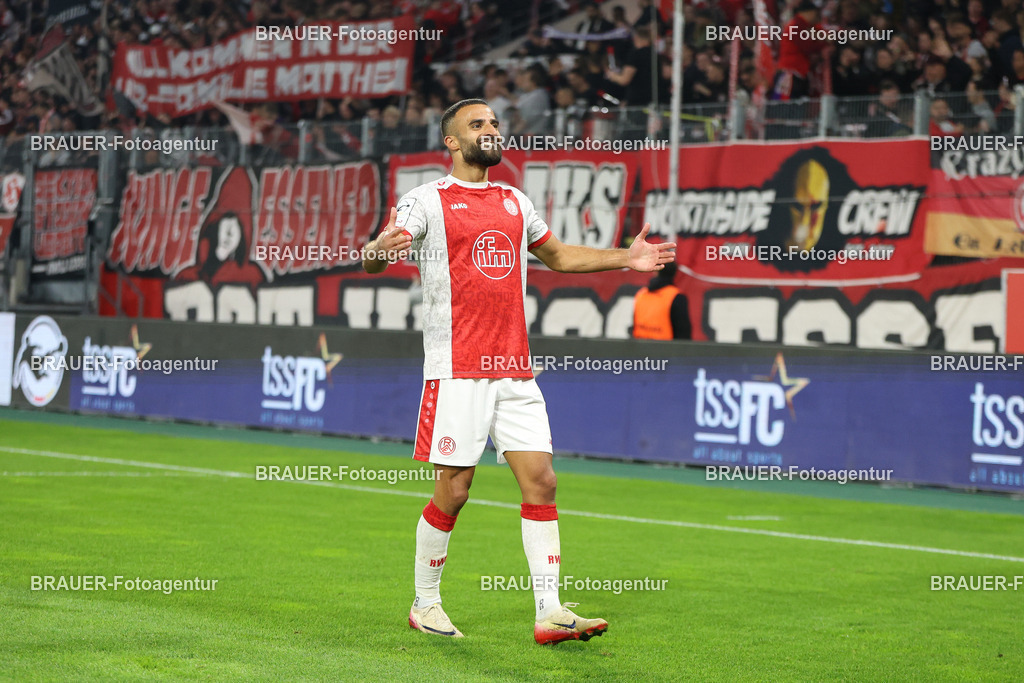 Rot-Weiss Essen - Hansa Rostock | Essen, Deutschland, 01.10.2025 Ramien Safi  (Rot-Weiss Essen) jubelt nach dem Tor zum 3:0während des 3.Liga Spiels zwischen  Rot-Weiss Essen und TSG Hoffenheim u23 am 20.09.2025 im Stadion an der Hafenstraße in Essen. (Foto von Timo Bluhmki-Schmidt/Brauer Fotoagentur