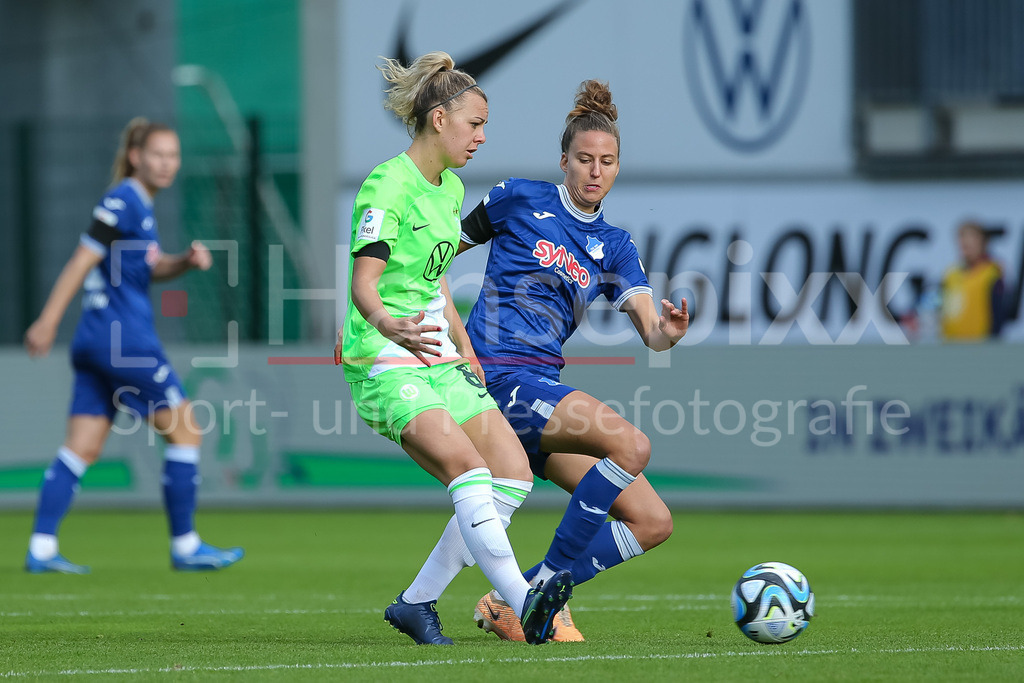 Fussball, Google Pixel Frauen-Bundesliga, VfL Wolfsburg - TSG 1899 Hoffenheim | v.li.: Lena Lattwein (VfL Wolfsburg, 8) und Franziska Harsch (TSG 1899 Hoffenheim, 17) im Zweikampf, Duell, Dynamik, Aktion, Action, Spielszene, DIE DFB-RICHTLINIEN UNTERSAGEN JEGLICHE NUTZUNG VON FOTOS ALS SEQUENZBILDER UND/ODER VIDEOÄHNLICHE FOTOSTRECKEN. DFB REGULATIONS PROHIBIT ANY USE OF PHOTOGRAPHS AS IMAGE SEQUENCES AND/OR QUASI-VIDEO.