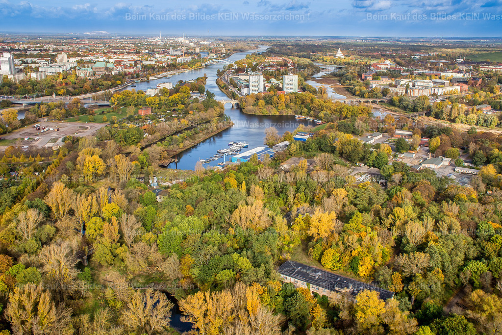 Luftbild_Magdeburg_Zollhafen_Herbst-6295 | Mitten im Stadtpark Rotehorn liegt der Zollhafen. Im Sommer legen hier zahlreiche Wassersportler an, und auch Wohnmobilreisende nutzen den Stellplatz, um Magdeburg zu entdecken. Für viele beginnt genau hier der Besuch des Stadtparks – und damit auch unsere Reise durch eine der schönsten Grünanlagen der Landeshauptstadt. - Realisiert mit Pictrs.com