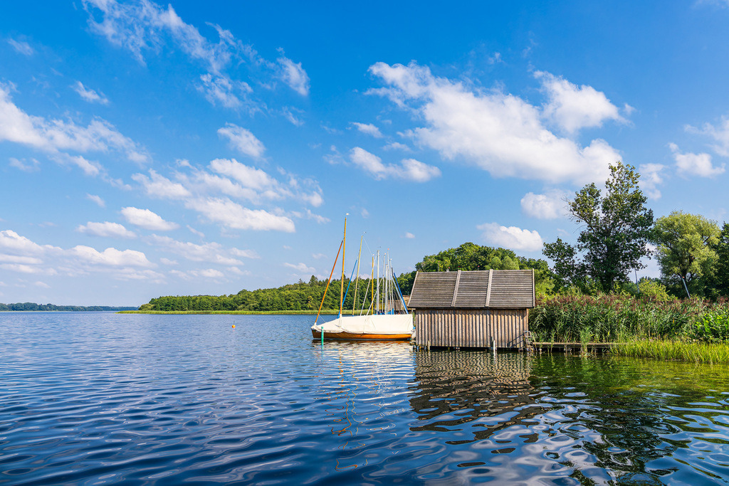 Seeblick mit Segelboote und Bootshaus in Seedorf am Schaalsee | Seeblick mit Segelboote und Bootshaus in Seedorf am Schaalsee.