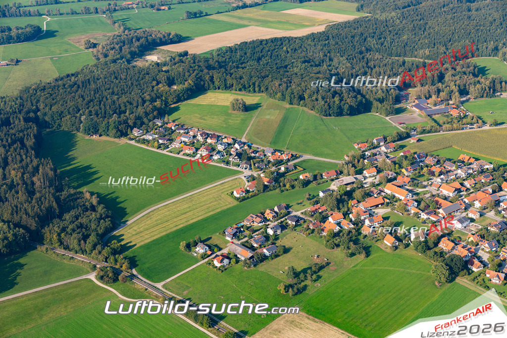 Aktuelles Luftbild von pflaumdorf  - Die Luftaufnahme wurde 2020 mittels UL-Flugzeug erstellt ( keine Drohne ) - hochauflösende Kamera-Systeme von  Canon -Beste Qualität - Für grossformatige Ausdrucke geeignet. Die Geschenkidee !