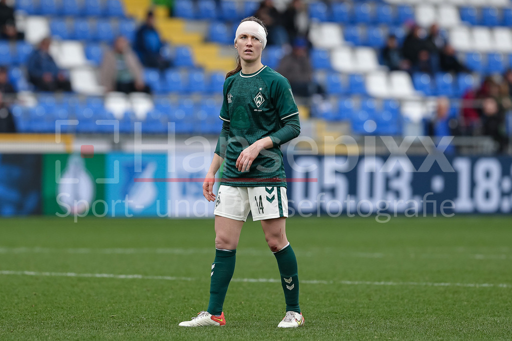 Fussball, Google Pixel Frauen-Bundesliga, TSG 1899 Hoffenheim - SV Werder Bremen | v.li.: Michaela Brandenburg (SV Werder Bremen, 14) mit Kopfverband, enttäuscht schauend, Enttäuschung, DIE DFB-RICHTLINIEN UNTERSAGEN JEGLICHE NUTZUNG VON FOTOS ALS SEQUENZBILDER UND/ODER VIDEOÄHNLICHE FOTOSTRECKEN. DFB REGULATIONS PROHIBIT ANY USE OF PHOTOGRAPHS AS IMAGE SEQUENCES AND/OR QUASI-VIDEO.