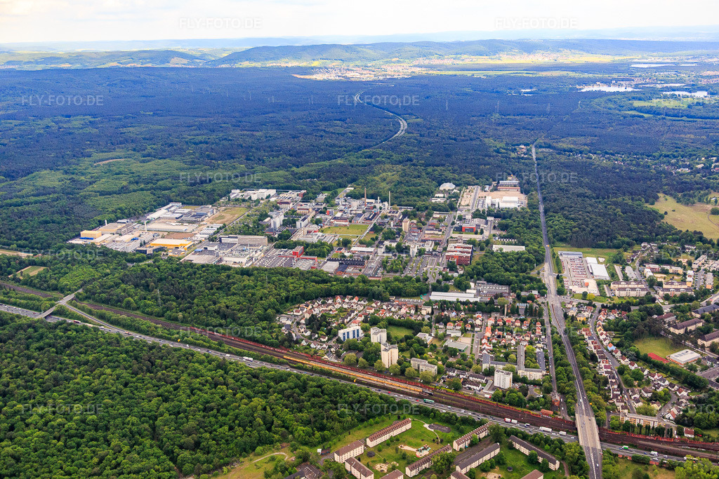 Luftbild: Industriepark Wolfgang mit Evonik Industries AG und ALD Vacuum Technologies GmbH im Ortsteil Wolfgang in Hanau im Bundesland Hessen in Deutschland. – Foto: IMG_088865.jpg vom 20.05.2016 durch Werner Riehm/FLY-FOTO.de – Auflösung des Originals: 5472 x 3648 px – Industriepark Wolfgang – Evonik - Leading Beyond Chemistry – ALD Vacuum Technologies - Hightech is our Business