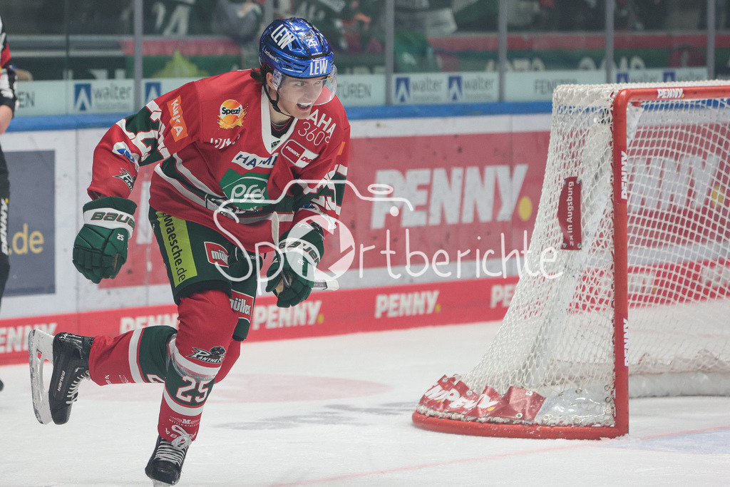Augsburger Panther - Grizzlys Wolfsburg | Christian HANKE (AEV #25) dreht nach seinem ersten Saisontreffer jubelnd ab / TOR