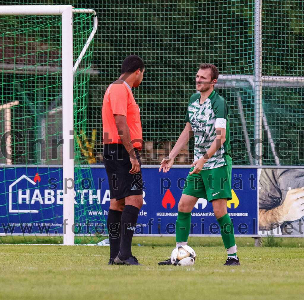 2023-07-25_007_SpVgg_Neuching_gegen_FC_Finsing | Neuching, Deutschland, 25.07.2023:
Fußball, A-Klasse 2023 / 2024, Toto Pokal, SpVgg Neuching gegen FC Finsing, Endergebnis: 2:4

Schiedsrichter Marius Baumann, Mathias Haberthaler (SpVgg Neuching, #17)

Foto: Christian Riedel / fotografie-riedel.net