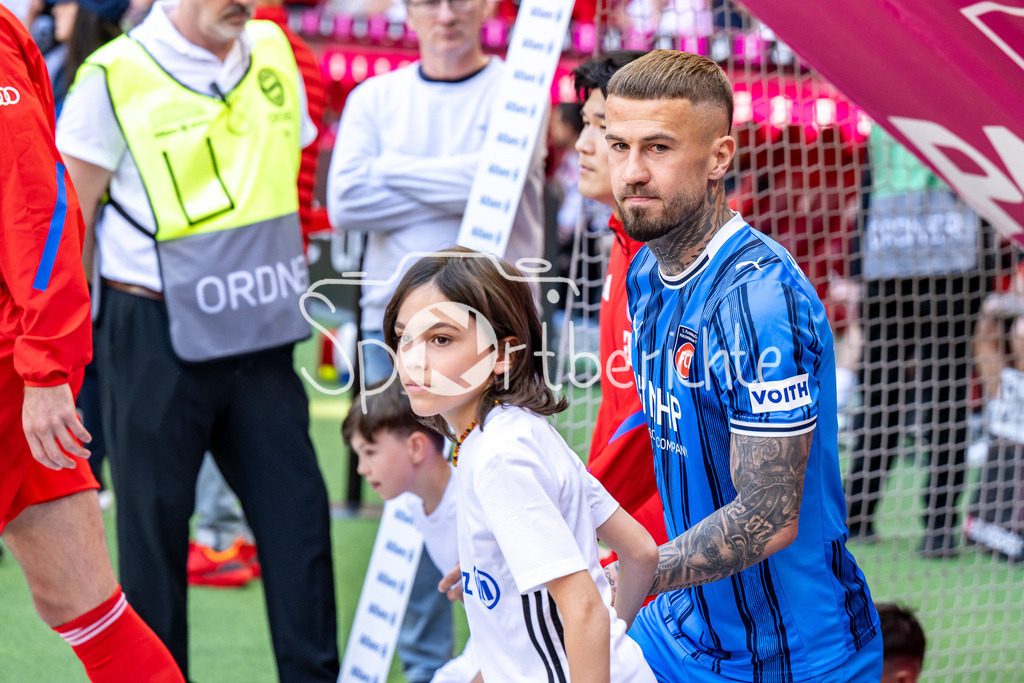 FC Bayern München - 1. FC Heidenheim | MUNICH, GERMANY - 02. MAI: im Bild Niklas DORSCH (1. FC Heidenheim 30) beim Einlauf vor dem Bundesligamatch zwischen dem FC Bayern München und dem 1. FC Heidenheim am 32. Spieltag in der Allianz Arena / DFL REGULATIONS PROHIBIT ANY USE OF PHOTOGRAPHS AS IMAGE SEQUENCES AND/OR QUASI-VIDEO