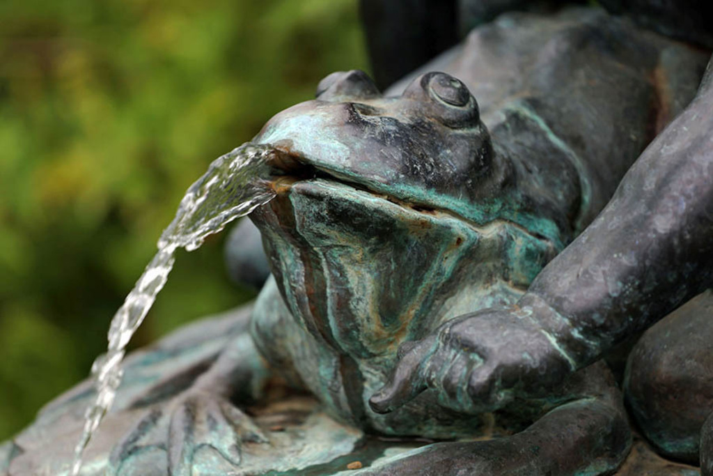 Foto: Leipzig - Froschbrunnen | Das Team hinter BILDLEXIKON LEIPZIG bündelt historische wie aktuelle Informationen über die Stadt Leipzig in Text und Bild auf einer Plattform und stellt diese der interessierten Öffentlichkeit zur Verfügung.