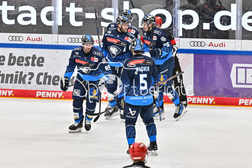 ERC Ingolstadt - Augsburger Panther  | Jubel der Hausherren nach dem Treffer zum 3-0 durch Kenny Austen KEATING (ERC Ingolstadt #89)  / Tor / Freude / Happy / torschuetze / DEL: ERC Ingolsdtadt - Augsburger Panther, Saturn Arena am 10.01.2025