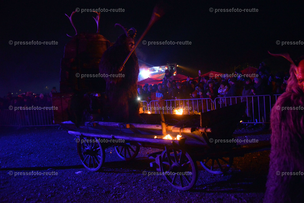 news-2022-Dez03-Krampusumzug-Reutte-WTV_5690 | Info aus dem Bezirk Reutte/Ausserfern Tirol sowie eine umfangreiche Bilddatenbank über die gesamte Region: Lechtal, Talkessel Reutte, Tannheimertal, Zwischentoren. Lech, Plansee, Zugspitze, Grenztunnel, B179, Fernpassstraße, Verkehr, Lawinen, Tradition, - Realisiert mit Pictrs.com