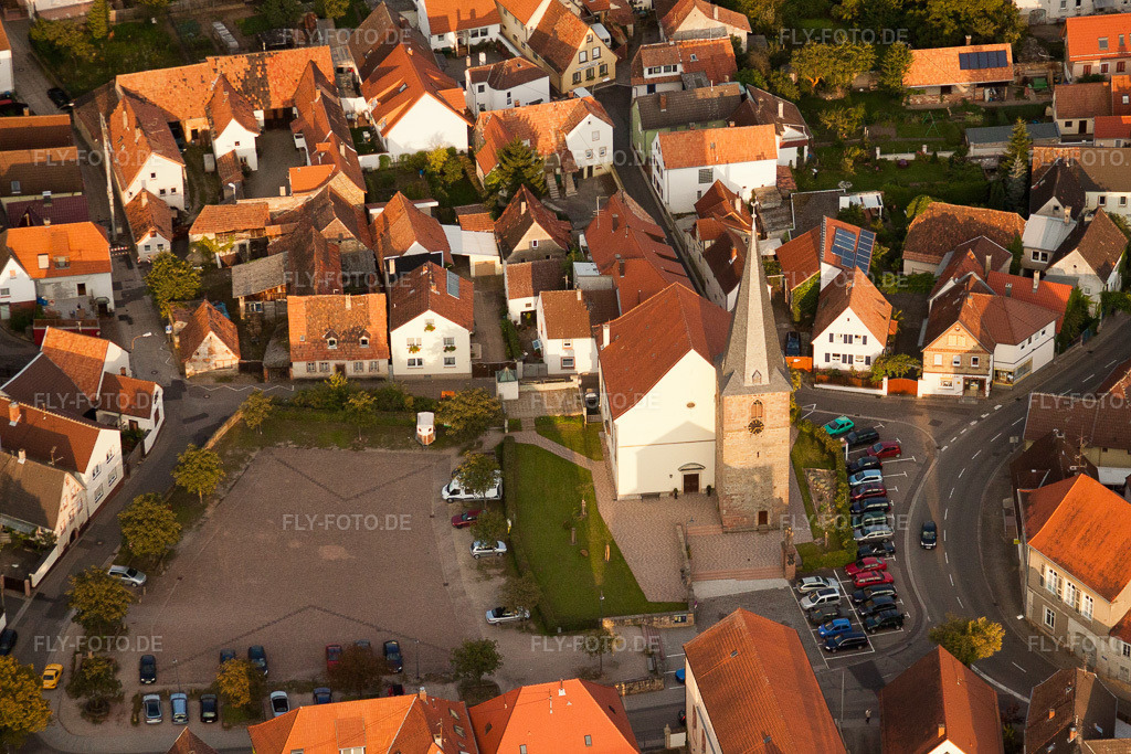 Luftbild: Godramstein, kath. Kirche im Ortsteil Godramstein in Landau im Bundesland Rheinland-Pfalz in Deutschland. Foto: IMG_33009.jpg vom 03.09.2010 durch Werner Riehm/FLY-FOTO.de