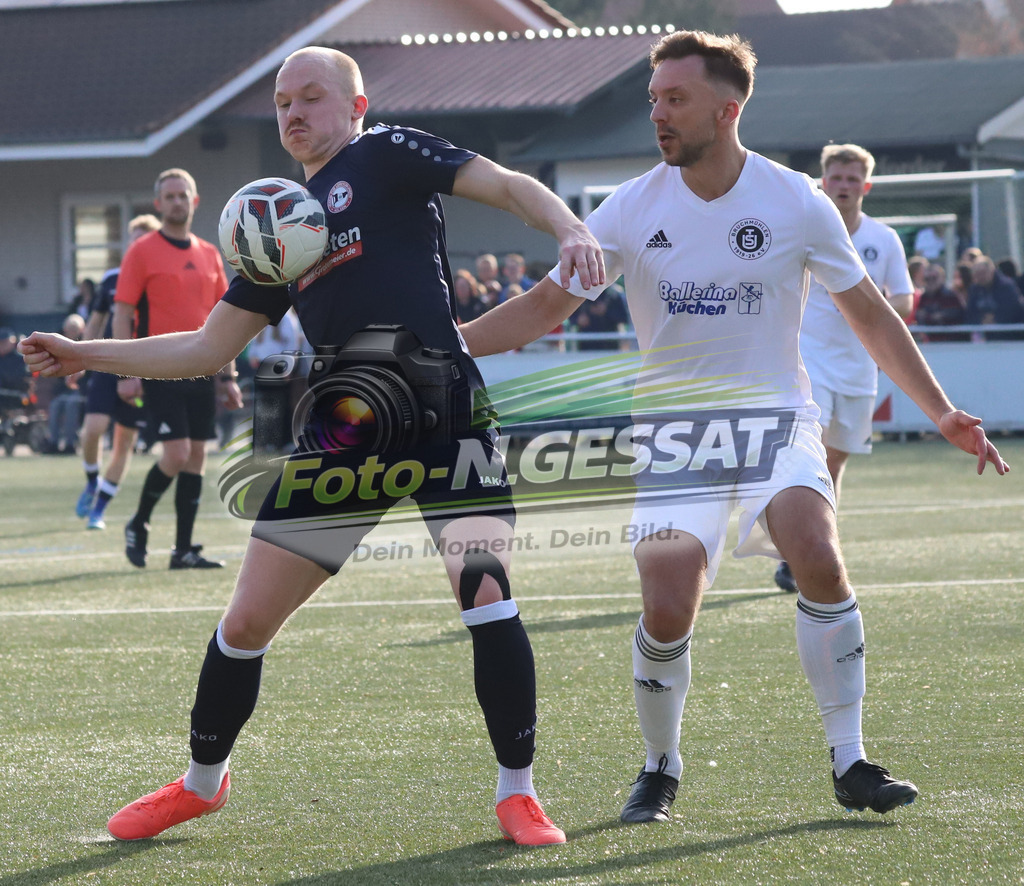 TuS Bruchmühlen - VfL Holsen | Auf dem Bild zu sehen: weiß TuS Bruchmühlen: Kevin Joerend ; schwarz VfL Holsen: Luca Jan FiluschTuS Bruchmühlen, VfL Holsen, Saison 25/26, Kreisliga A, Deutschland - Realisiert mit Pictrs.com