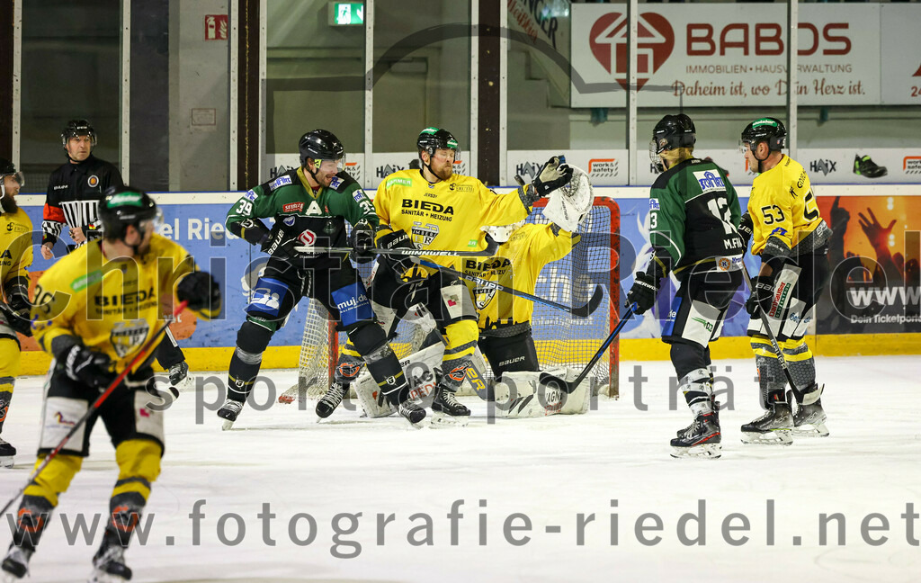 2023-02-10_056_TSV_Erding_gegen_ERSC_Amberg | Erding, Deutschland, 10.02.2023:
Eishockey, Bayernliga Meisterrunde Gruppe B 2022 / 2023, 3. Spieltag, TSV Erding gegen ERSC Amberg, Endergebnis: 6:3

Thomas Plihal (Erding Gladiators, #39), Felix Schwarz (ERSC Amberg, #14), Torwart Timon Bätge (ERSC Amberg, #31), Michael Franz (Erding Gladiators, #13), Marc Roth (ERSC Amberg, #53)

Foto: Christian Riedel / fotografie-riedel.net