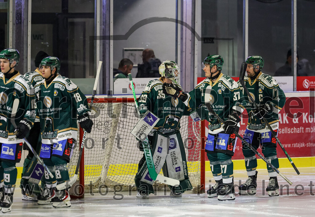 2025-11-25_009_TSV_Erding_gegen_EHF_Passau_Black_Hawks | Erding, Deutschland, 25.11.2025:Eishockey, Oberliga Süd 2025 / 2026, 20. Spieltag, TSV Erding gegen EHF Passau Black Hawks, Endergebnis: 2:3 n.V.Torwart Leon Meder (Erding Gladiators, #39), Thomas Matheson (Erding Gladiators, #37), Philipp Michl (Erding Gladiators, #77)Foto: Christian Riedel / fotografie-riedel.net