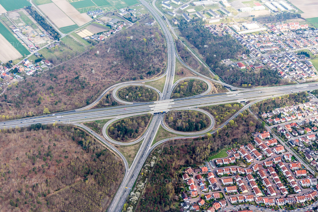 Luftbild: Verkehrsführung und Fahrbahnen der Straßenführung am Autobahnkreuz der BAB A61 mit B9 im Ortsteil Rinkenbergerhof in Speyer im Bundesland Rheinland-Pfalz in Deutschland. Foto: IMG_076873.jpg vom 12.04.2015 durch Werner Riehm/FLY-FOTO.de