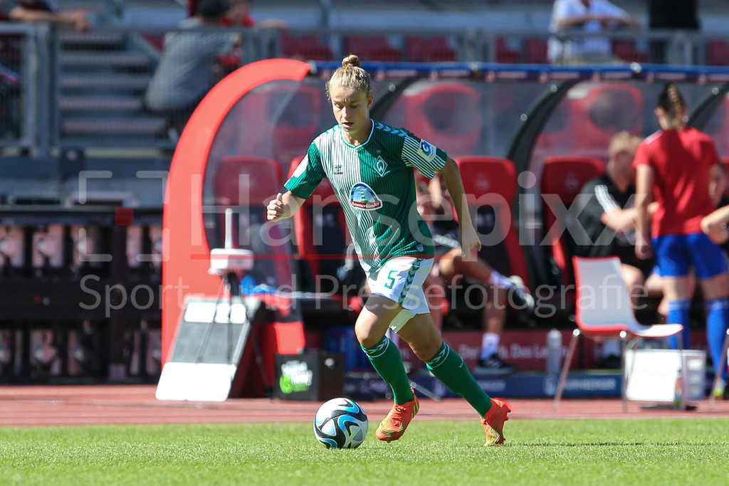 Fussball, Google Pixel Frauen-Bundesliga, 1. FC Nürnberg - SV Werder Bremen | v.li.: Michelle Ulbrich (SV Werder Bremen, 5)am Ball, Einzelbild, Ganzkörper, Aktion, Action, Spielszene, DIE DFB-RICHTLINIEN UNTERSAGEN JEGLICHE NUTZUNG VON FOTOS ALS SEQUENZBILDER UND/ODER VIDEOÄHNLICHE FOTOSTRECKEN. DFB REGULATIONS PROHIBIT ANY USE OF PHOTOGRAPHS AS IMAGE SEQUENCES AND/OR QUASI-VIDEO.