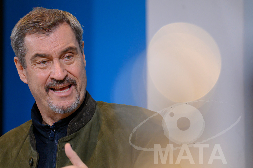 _DWI7648 | Bayerns Ministerpräsident Markus Söder (CSU) bei einer Pressekonferenz im Lokschuppen. Rosenheim, 02.12.2025 Bayern Deutschland - Realisiert mit Pictrs.com
