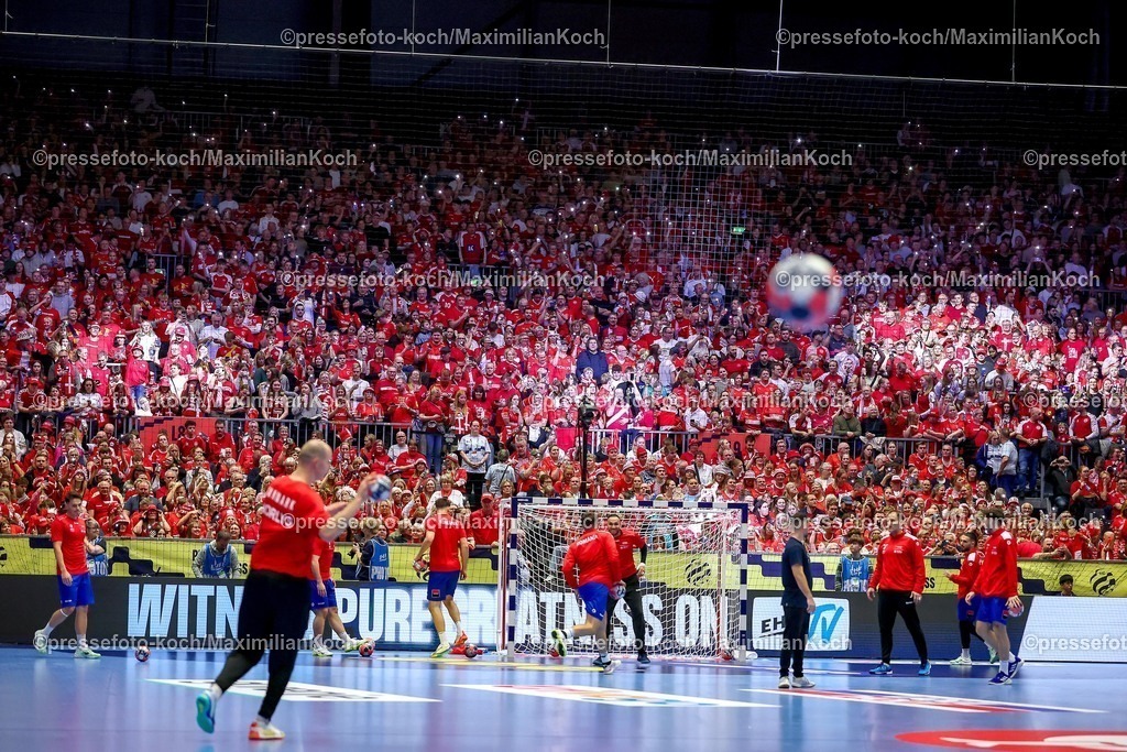 EHF18012602071 | 18.01.2026, Handball, Men's EHF EURO 2026, Dänemark - Rumänien, Jyske Bank Boxen in Herning, Dänemark, Preliminary Round: Feature Rote Wand Zuschauer Besucher Fans Handballfans 