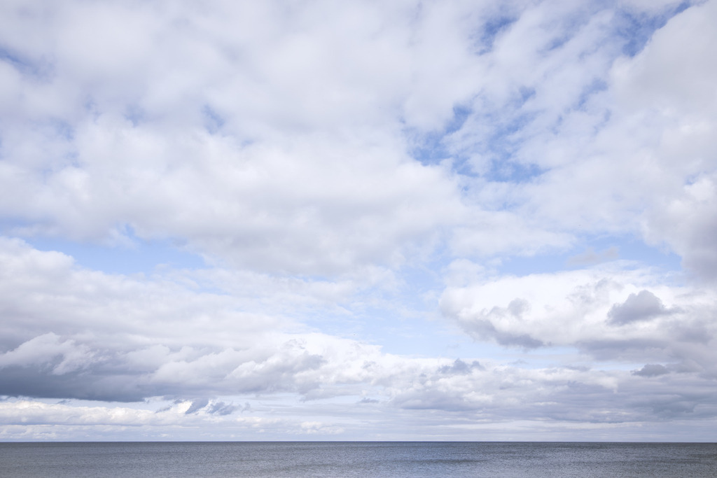 Wandbild: Weite über stillem Meer – Licht unter Wolken | Ein stiller Moment über dem offenen Meer: Die klare Horizontlinie trennt das ruhige Wasser von einem weichen, wolkenreichen Himmel. Subtile Lichtnuancen und sanfte Tonwerte verleihen dem Motiv eine meditative Tiefe, während die reduzierte Komposition die Weite und Ruhe des Meeres betont. Dieses Fine‑Art‑Bild wirkt zeitlos, klar und zurückhaltend – ideal für moderne Räume, die eine Atmosphäre von Gelassenheit und Offenheit suchen.