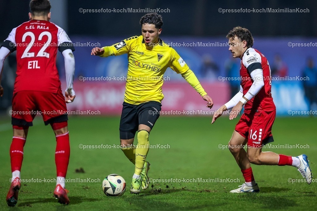 FCVK14022502130 | 14.02.2025, Fußball, FC Viktoria Köln – Alemannia Aachen, 3.Liga, Sportpark Höhenberg, Saison 2024 2025: Soufiane El-Faouzi (Alemannia Aachen #18) im Zweikampf gegen Said El Mala (Viktoria Köln #22) und Florian Engelhardt (Viktoria Köln #16)DFB regulations prohibit any use of photographs as image sequences and or quasi-video.