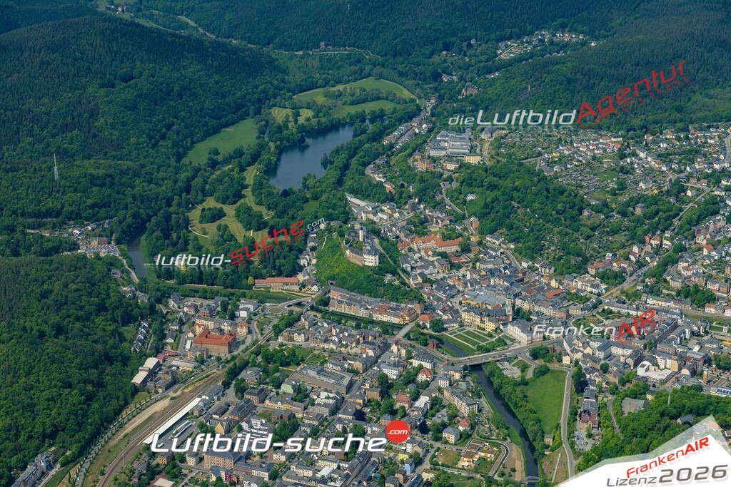Die Luftaufnahme Greiz - Greiz wurde 2022 vom Flugzeug aus (keine Drohne) erstellt. Hohe Auflösung -für große Poster und Wandbilder geeignet - Garantiert!