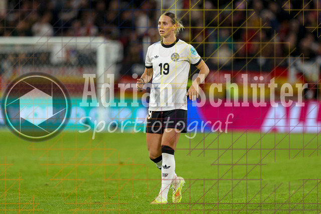 Deutschland vs Frankreich - Halbfinale - UEFA Women's Nations League | Düsseldorf, Deutschland, 24.10.25:   Klara Bühl ( Deutschland ) schaut waehrend des Halbfinals der UEFA Women's Nations League zwischen Deutschland vs Frankreich in der Merkur-Spiel-Arena(Foto von Brauer-Fotoagentur / Adrian Schlueter)