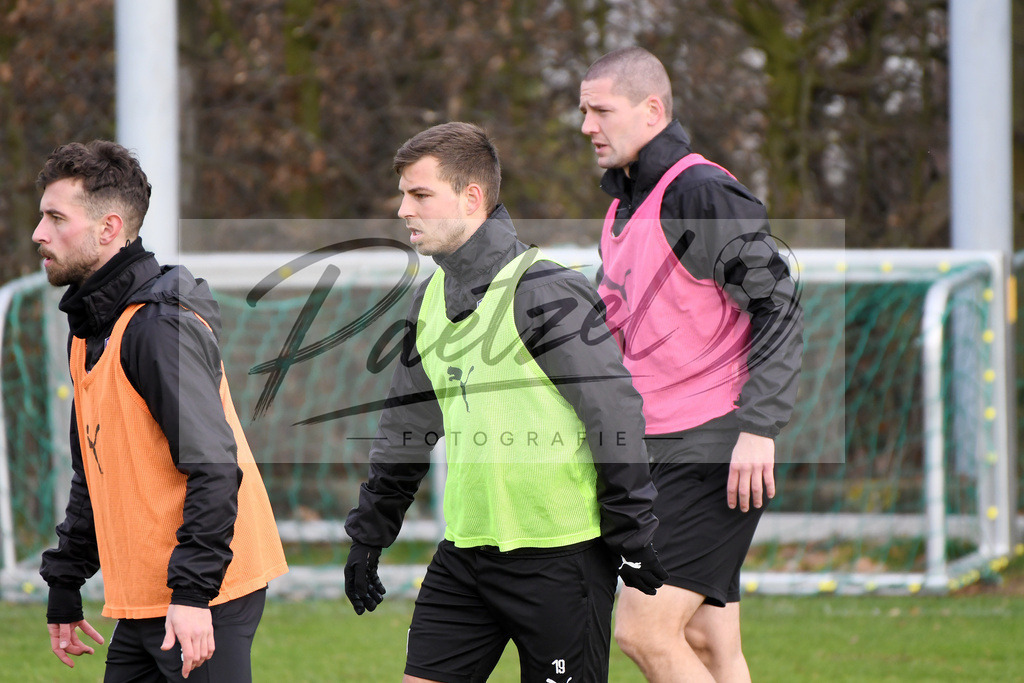 20200130_TRAOSN_0060 | Fußball, Herren: Manuel Farrona Pulido (VfL Osnabrueck) und Kevin Wolze (VfL Osnabrueck) schauen waehrend der Trainingseinheit des VfL Osnabrueck im Sportpark Illoshoehe am 30.01.2020 in Osnabrueck, Deutschland. - Realisiert mit Pictrs.com