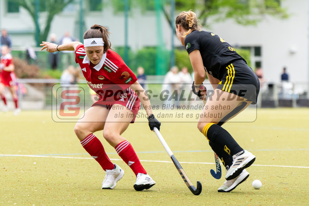 HK_20240407_100181 | 1. Bundesliga Hockey Damen Rot-Weiss Köln - Harvestehuder THC am 7.4.2024 Rot-Weiss Köln, Köln , Emma Boermanns ( Rot-Weiss Köln #33 ) , Garot Albane ( Harvestehuder THC #25 )