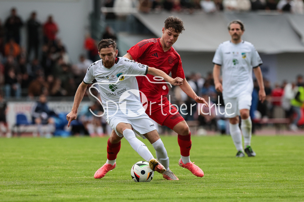 SSV Dillingen - FC Bayern Amateure | Im duell Gazmend NURAJ (SSV #10) und Maximilian WAGNER (FCB #9) / Zweikampf