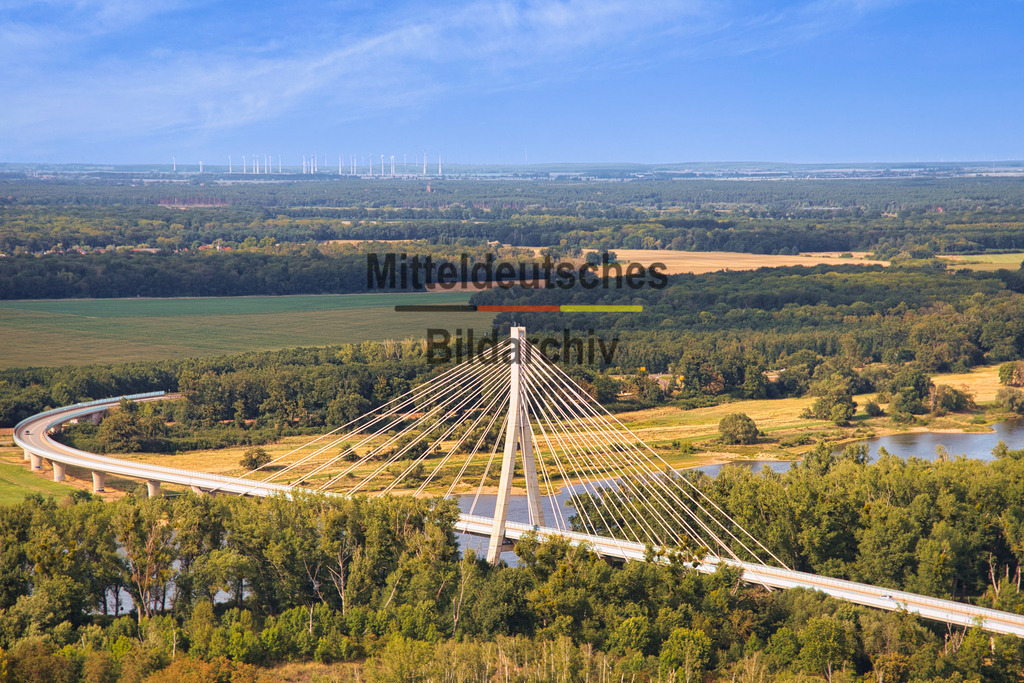 Schönebeck-Brücke-Salzlandkreis-Elbe_9250 | Die Luftaufnahmen zeigen Schönebeck (Elbe) aus unterschiedlichen Perspektiven. Zu den markanten Motiven gehören die Neue Elbbrücke, das historische Gradierwerk in Bad Salzelmen, die Salzblume, der Marktplatz sowie die Elbe mit ihrer Uferlandschaft. Die Bilder vermitteln einen abwechslungsreichen Überblick über eine Stadt, deren Geschichte eng mit Salzgewinnung, Kurwesen und dem Fluss verbunden ist. - Realisiert mit Pictrs.com