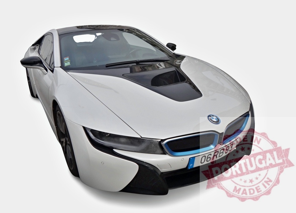 BMW i8 hybrid sports car showing its front and side | White BMW i8 electric sports car parked against white background - Realized with Pictrs.com