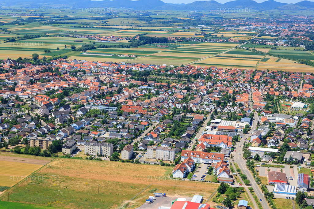 Luftbild: Hochstadter Straße in Offenbach an der Queich im Bundesland Rheinland-Pfalz in Deutschland. Foto: IMG_30201.jpg vom 05.07.2010 durch Werner Riehm/FLY-FOTO.de