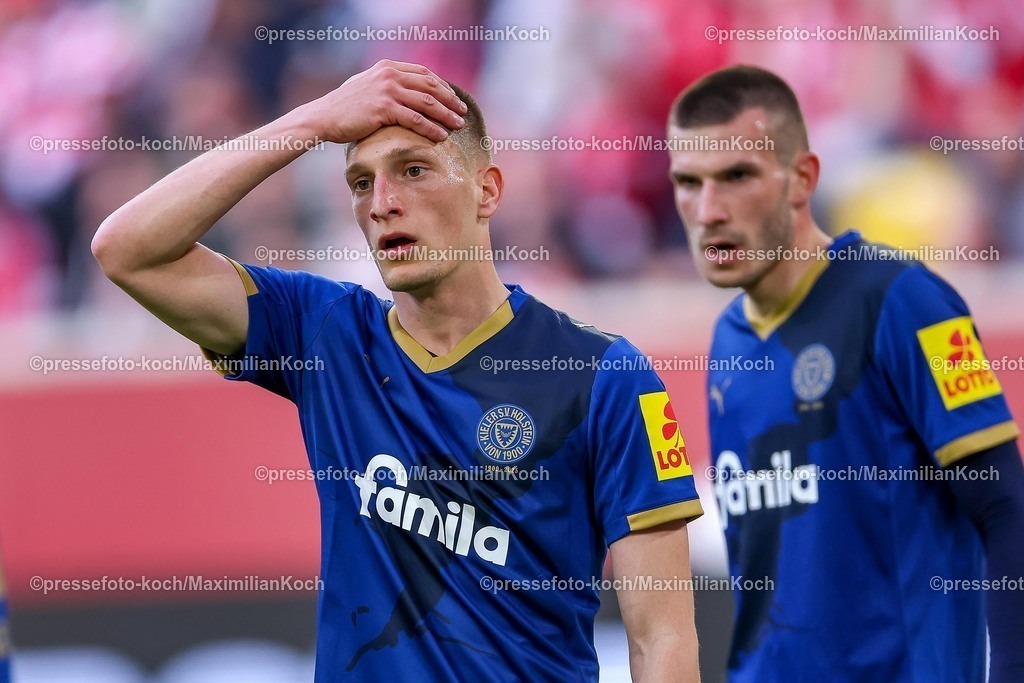 F9510042601049 | 10.04.2026, Fußball, Fortuna Düsseldorf - Holstein Kiel, 2. Fußball Bundesliga, Herren, Merkur Spiel-Arena, 29. Spieltag, Saison 2025 2026: Ivan Nekic&nbsp; (Holstein Kiel #13) enttäuscht Enttäuschung gestikulierend auf dem Spielfeld   DFB regulations prohibit any use of photographs as image sequences and or quasi-video.