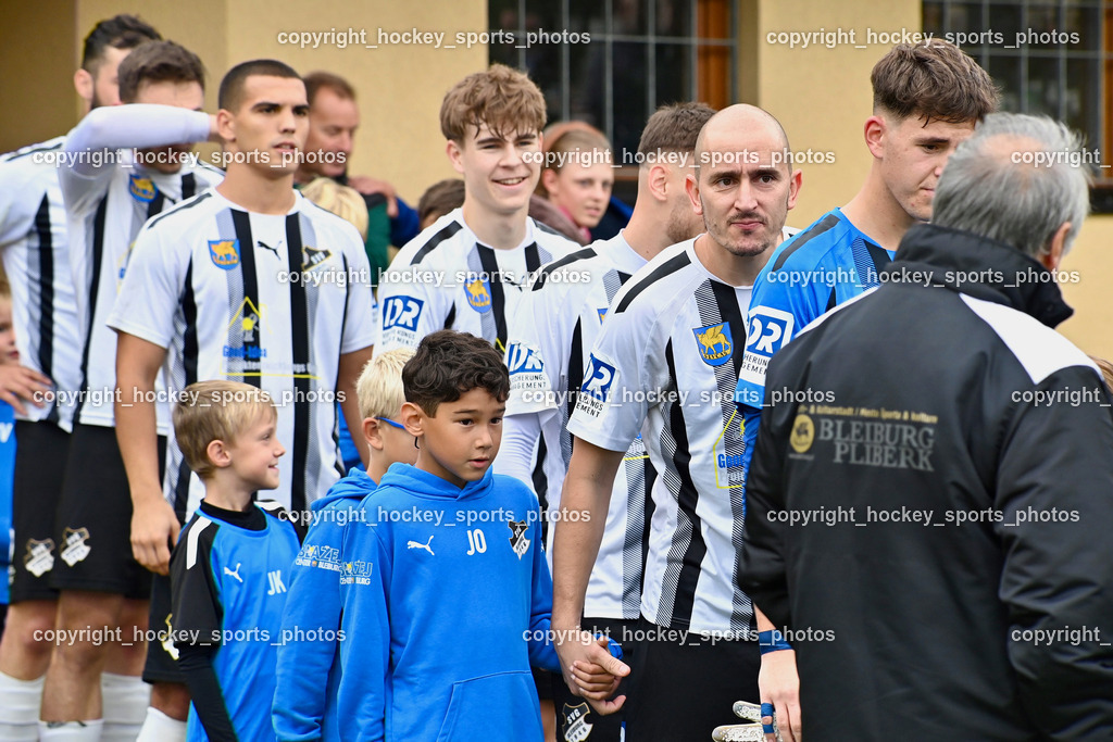 SVG Bleiburg vs. SAK 23.9.2023 | SVG Bleiburg Mannschaft, SVG Bleiburg Einlauf mit Nachwuchs, SVG Bleiburg vs. SAK 23.9.2023, SVG Bleiburg vs. SAK am 23.09.2023 in Bleiburg (Karl Kornberger Stadion), Austria, (Photo by Bernd Stefan)