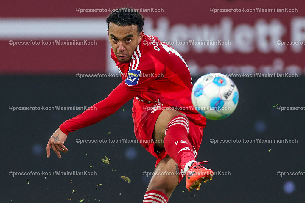 Due20122401080 | 20.12.2024, Fußball, Fortuna Düsseldorf - 1. FC Magdeburg, 2. Bundesliga, Merkur Spiel-Arena, Saison 2024 2025: Myron van Brederode (Fortuna Düsseldorf #10)DFB regulations prohibit any use of photographs as image sequences and or quasi-video.