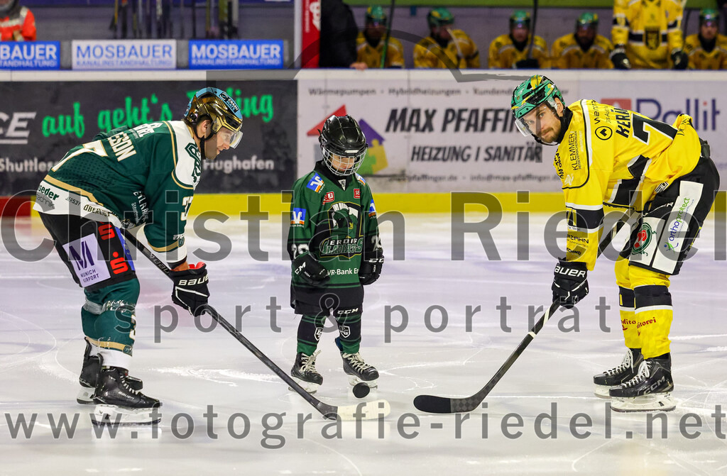 2025-12-19_017_TSV_Erding_gegen_Toelzer_Loewen | Erding, Deutschland, 19.12.2025:Eishockey, Oberliga Süd 2025 / 2026, 27. Spieltag, TSV Erding gegen Tölzer Löwen, Endergebnis: 2:5Thomas Matheson (Erding Gladiators, #37), Michael Keränen (Tölzer Löwen, #71)Foto: Christian Riedel / fotografie-riedel.net